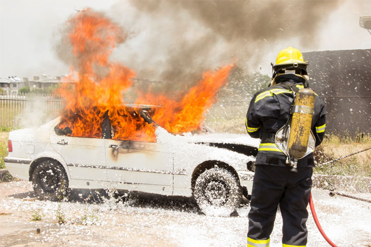 Auto in Vollbrand – Mehrere Feuerwehren im Einsatz